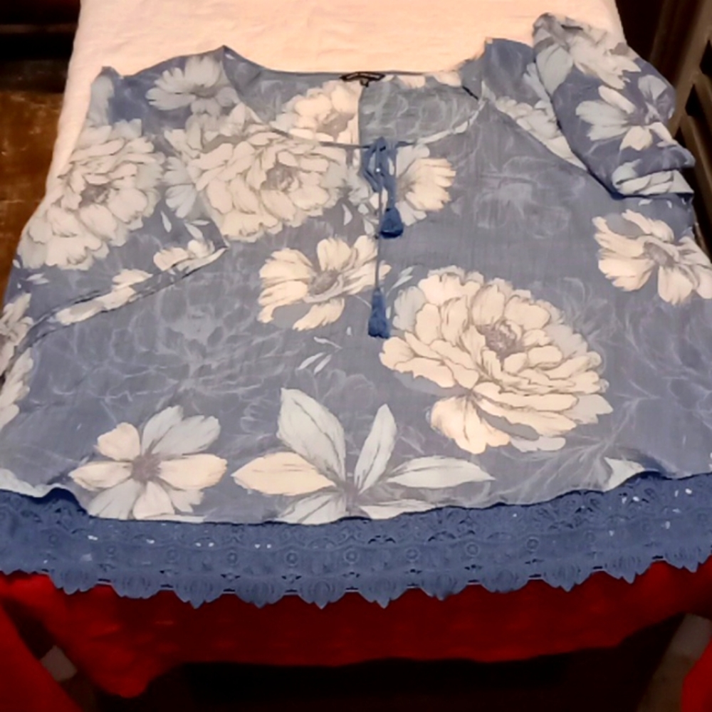 Unique Spectrum 3X Blue With White Flowers Blouse